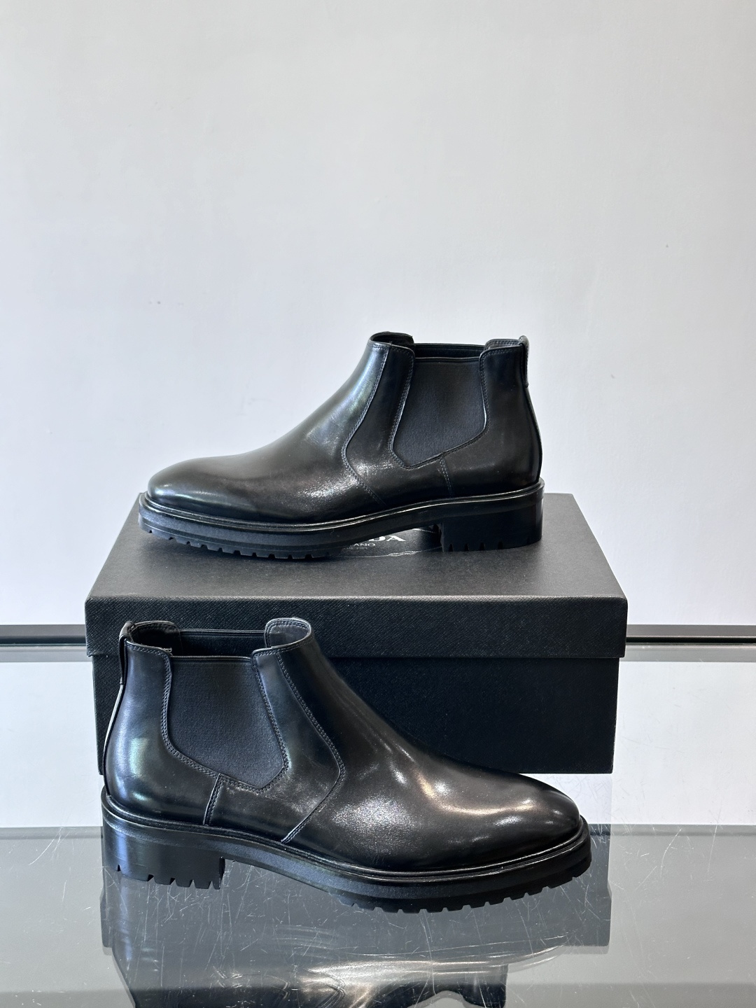 Prada男士切尔西靴，采用真皮，质感细腻又高级。方头设计➕真皮橡胶大底，舒适耐磨，秋冬穿搭超合适！套筒