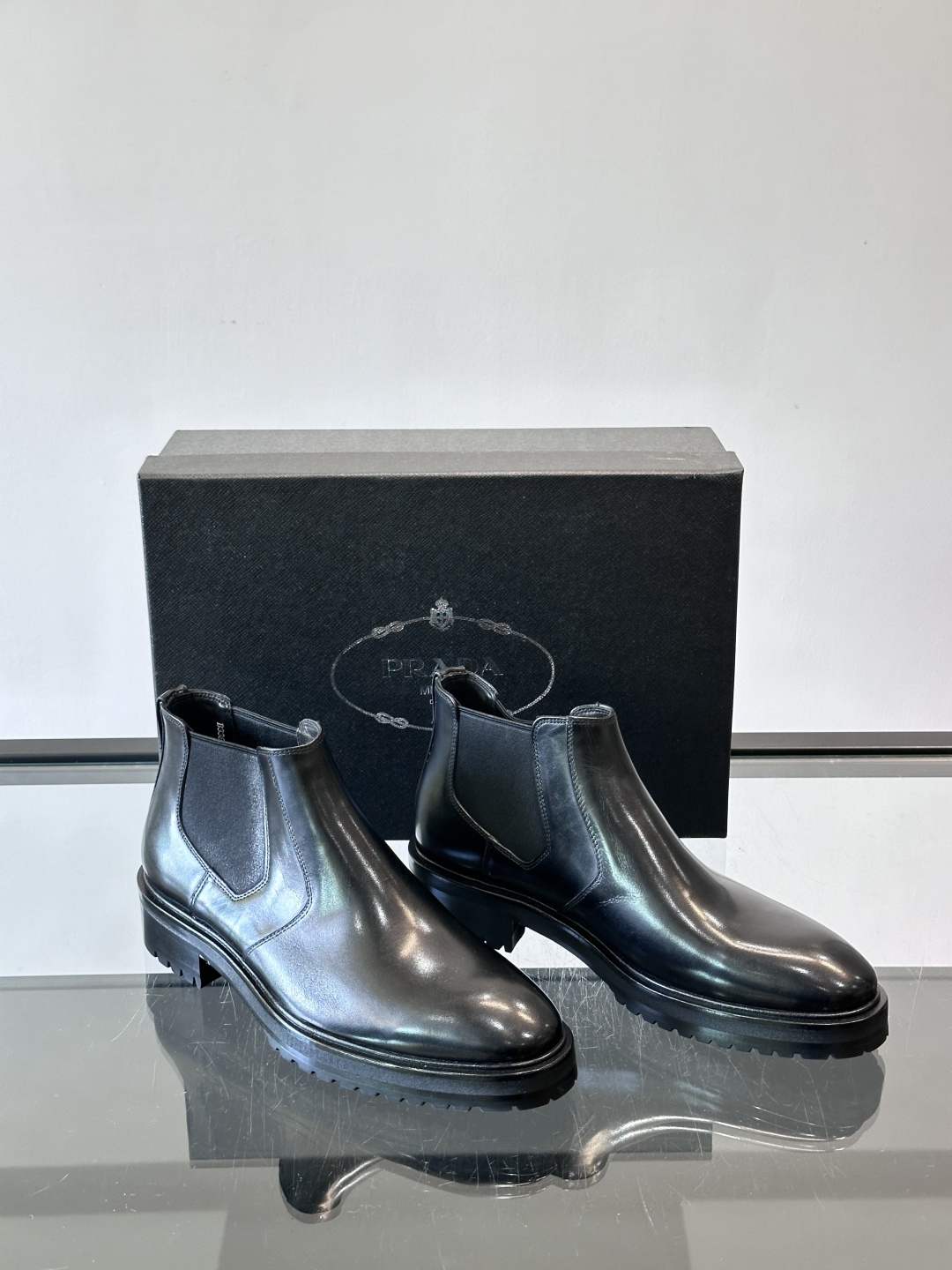 Prada男士切尔西靴，采用真皮，质感细腻又高级。方头设计➕真皮橡胶大底，舒适耐磨，秋冬穿搭超合适！套筒