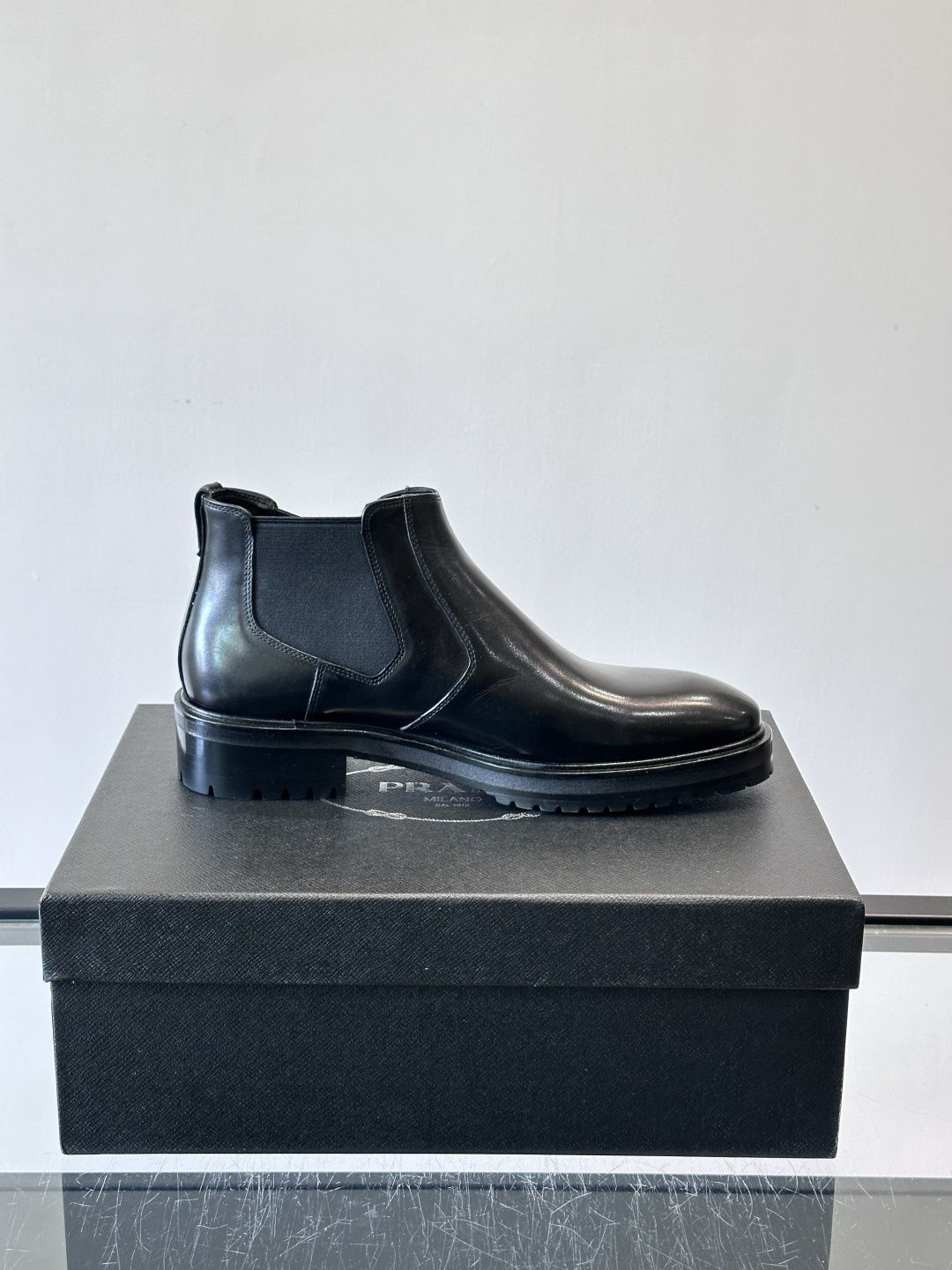 Prada男士切尔西靴，采用真皮，质感细腻又高级。方头设计➕真皮橡胶大底，舒适耐磨，秋冬穿搭超合适！套筒