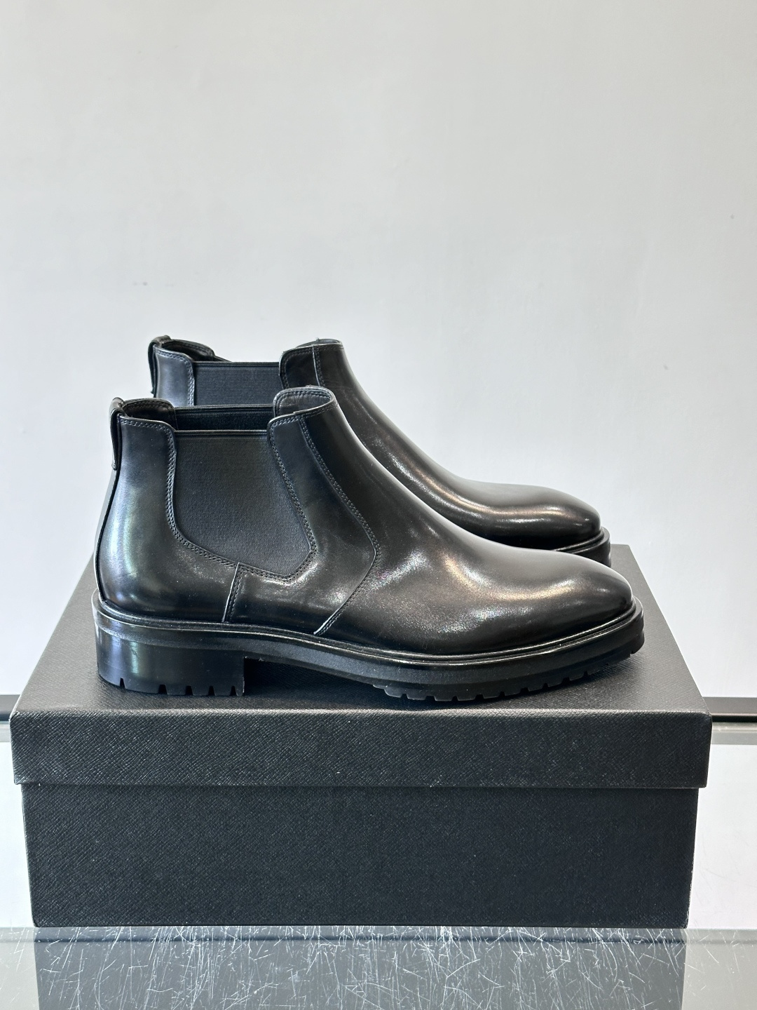 Prada男士切尔西靴，采用真皮，质感细腻又高级。方头设计➕真皮橡胶大底，舒适耐磨，秋冬穿搭超合适！套筒