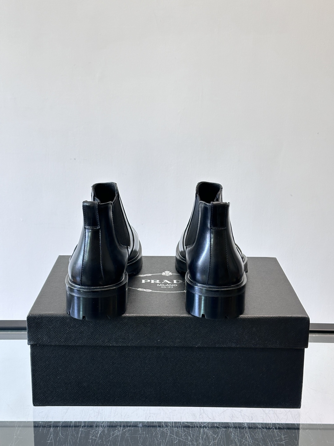 Prada男士切尔西靴，采用真皮，质感细腻又高级。方头设计➕真皮橡胶大底，舒适耐磨，秋冬穿搭超合适！套筒