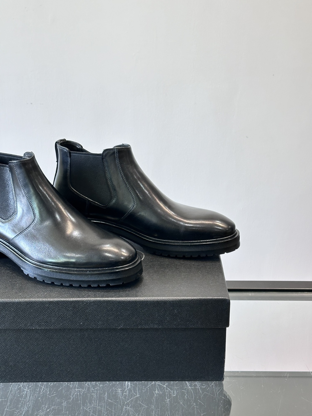 Prada男士切尔西靴，采用真皮，质感细腻又高级。方头设计➕真皮橡胶大底，舒适耐磨，秋冬穿搭超合适！套筒