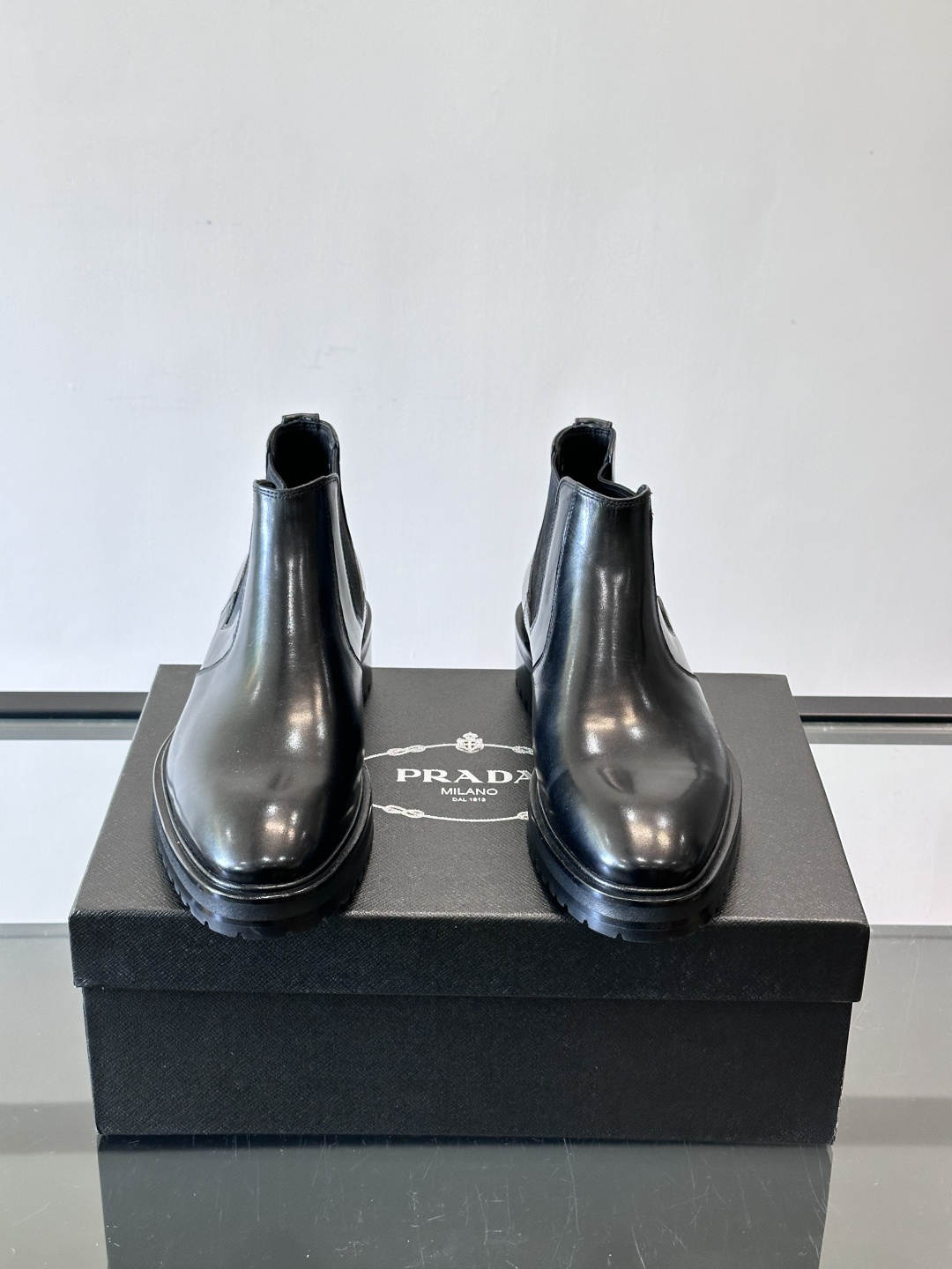 Prada男士切尔西靴，采用真皮，质感细腻又高级。方头设计➕真皮橡胶大底，舒适耐磨，秋冬穿搭超合适！套筒