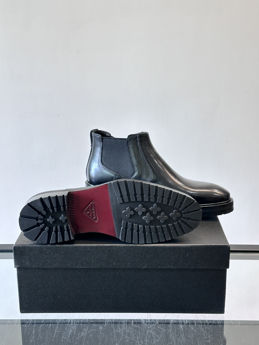 Prada男士切尔西靴，采用真皮，质感细腻又高级。方头设计➕真皮橡胶大底，舒适耐磨，秋冬穿搭超合适！套筒