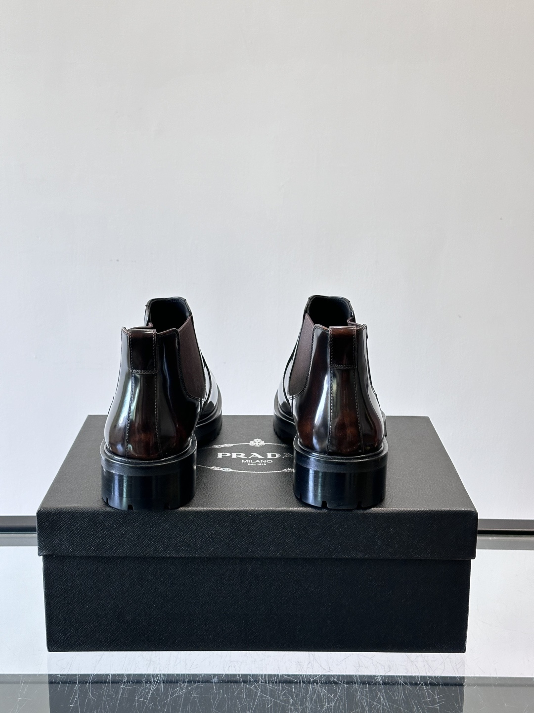 Prada男士切尔西靴，采用真皮，质感细腻又高级。方头设计➕真皮橡胶大底，舒适耐磨，秋冬穿搭超合适！套筒