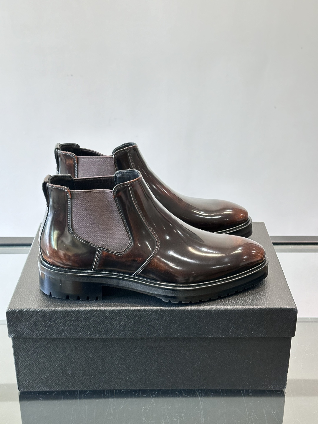 Prada男士切尔西靴，采用真皮，质感细腻又高级。方头设计➕真皮橡胶大底，舒适耐磨，秋冬穿搭超合适！套筒