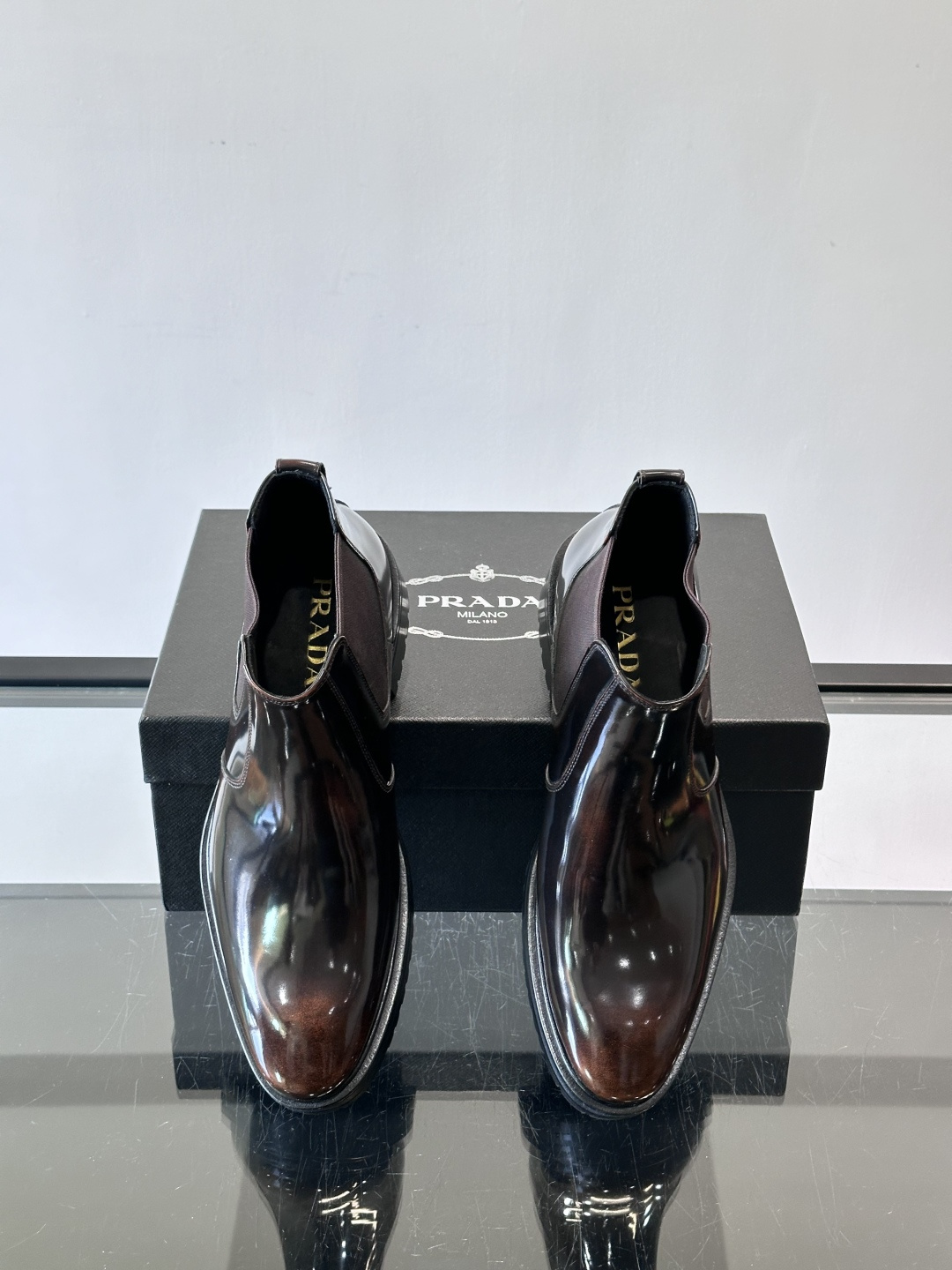 Prada男士切尔西靴，采用真皮，质感细腻又高级。方头设计➕真皮橡胶大底，舒适耐磨，秋冬穿搭超合适！套筒