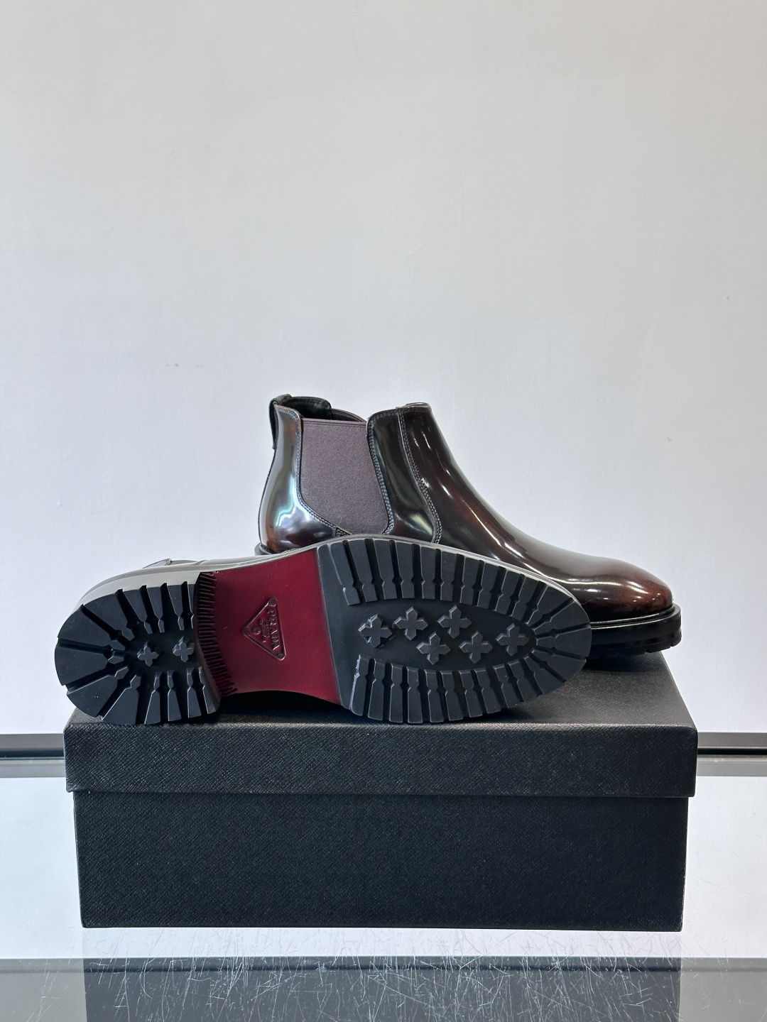 Prada男士切尔西靴，采用真皮，质感细腻又高级。方头设计➕真皮橡胶大底，舒适耐磨，秋冬穿搭超合适！套筒