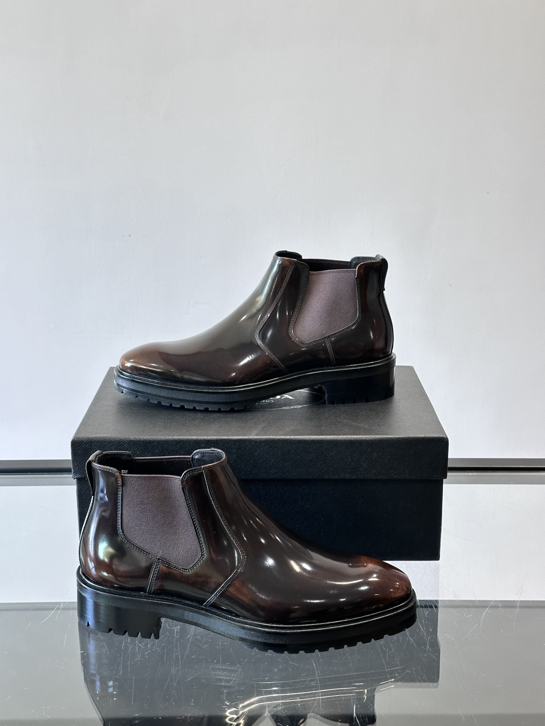 Prada男士切尔西靴，采用真皮，质感细腻又高级。方头设计➕真皮橡胶大底，舒适耐磨，秋冬穿搭超合适！套筒