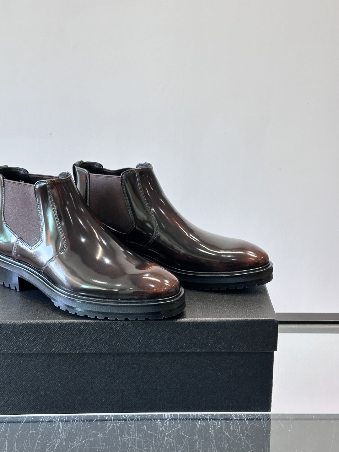 Prada男士切尔西靴，采用真皮，质感细腻又高级。方头设计➕真皮橡胶大底，舒适耐磨，秋冬穿搭超合适！套筒