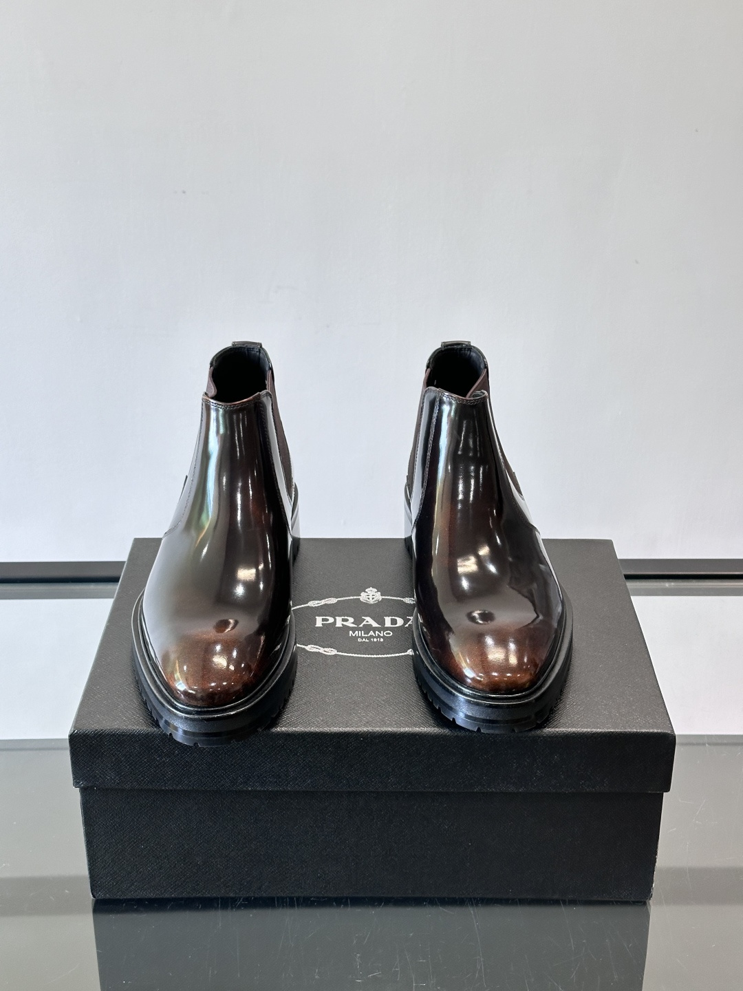 Prada男士切尔西靴，采用真皮，质感细腻又高级。方头设计➕真皮橡胶大底，舒适耐磨，秋冬穿搭超合适！套筒