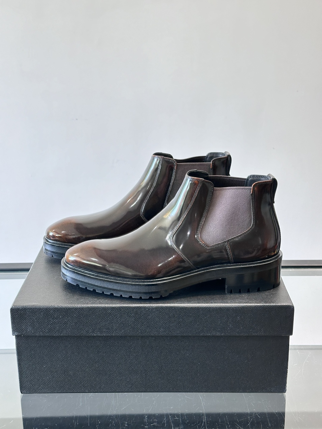 Prada男士切尔西靴，采用真皮，质感细腻又高级。方头设计➕真皮橡胶大底，舒适耐磨，秋冬穿搭超合适！套筒