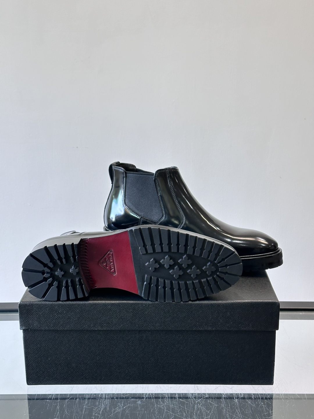 Prada男士切尔西靴，采用真皮，质感细腻又高级。方头设计➕真皮橡胶大底，舒适耐磨，秋冬穿搭超合适！套筒