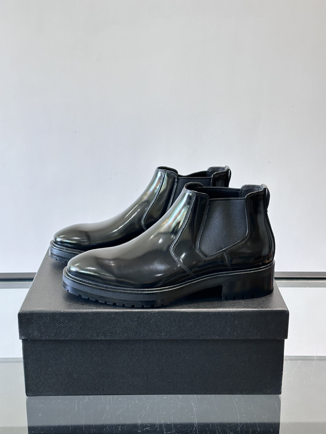 Prada男士切尔西靴，采用真皮，质感细腻又高级。方头设计➕真皮橡胶大底，舒适耐磨，秋冬穿搭超合适！套筒