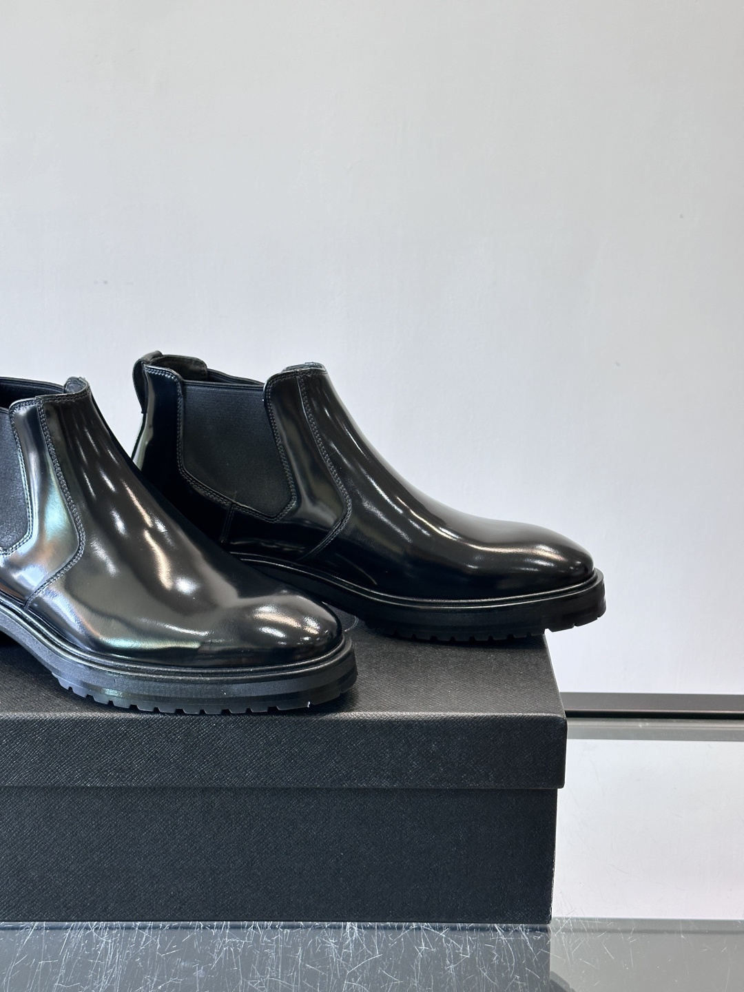 Prada男士切尔西靴，采用真皮，质感细腻又高级。方头设计➕真皮橡胶大底，舒适耐磨，秋冬穿搭超合适！套筒