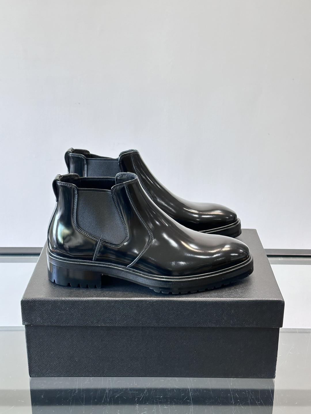 Prada男士切尔西靴，采用真皮，质感细腻又高级。方头设计➕真皮橡胶大底，舒适耐磨，秋冬穿搭超合适！套筒