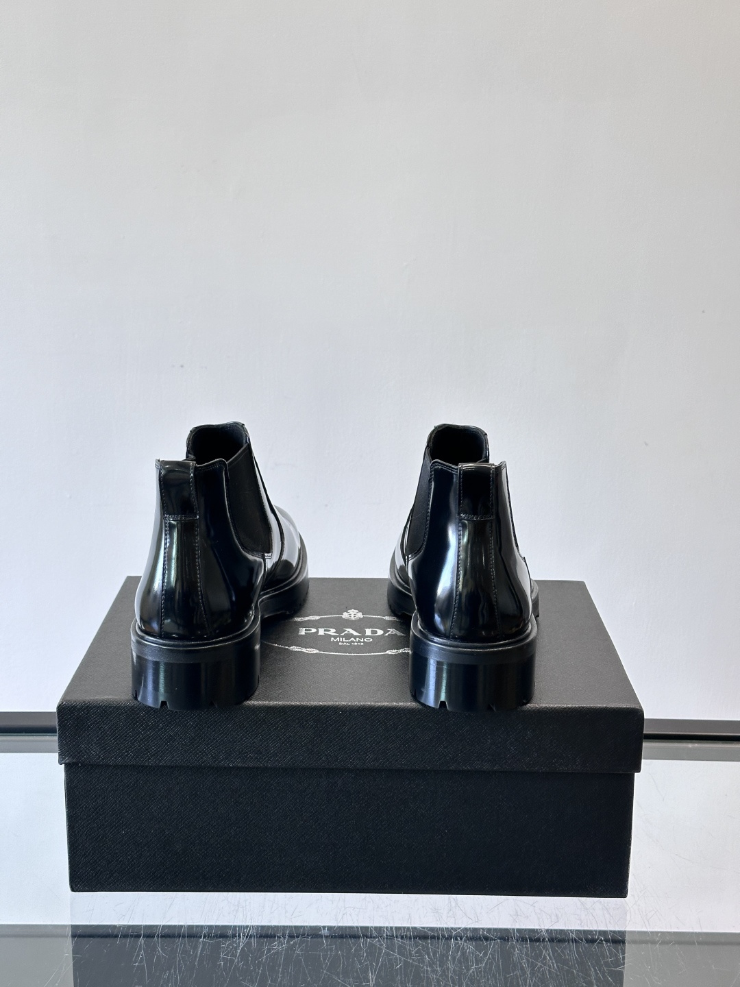 Prada男士切尔西靴，采用真皮，质感细腻又高级。方头设计➕真皮橡胶大底，舒适耐磨，秋冬穿搭超合适！套筒