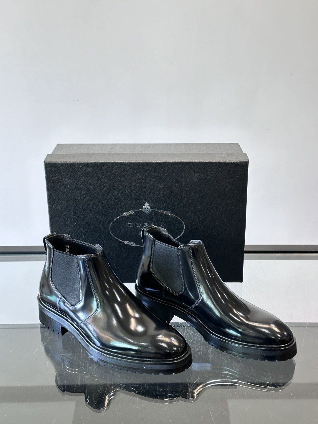 Prada男士切尔西靴，采用真皮，质感细腻又高级。方头设计➕真皮橡胶大底，舒适耐磨，秋冬穿搭超合适！套筒