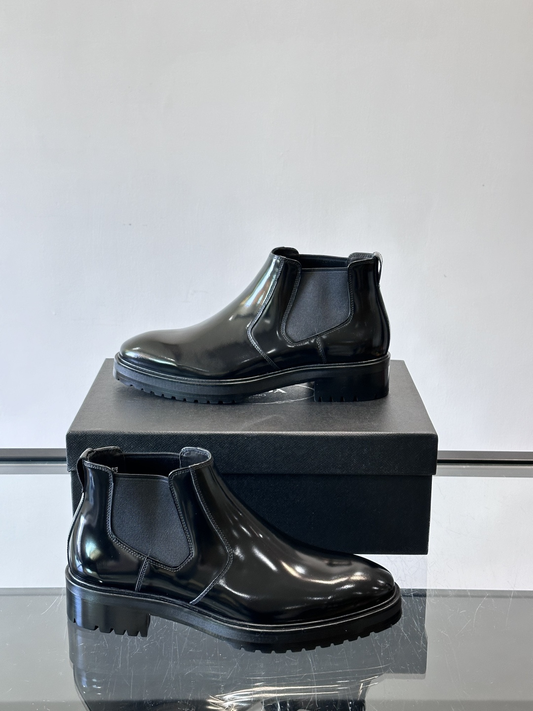 Prada男士切尔西靴，采用真皮，质感细腻又高级。方头设计➕真皮橡胶大底，舒适耐磨，秋冬穿搭超合适！套筒