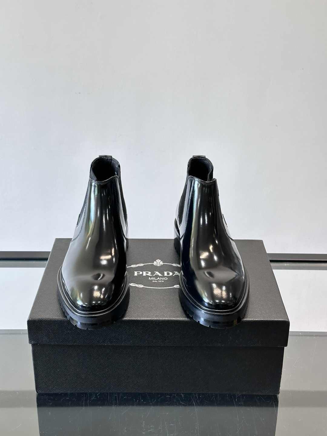 Prada男士切尔西靴，采用真皮，质感细腻又高级。方头设计➕真皮橡胶大底，舒适耐磨，秋冬穿搭超合适！套筒