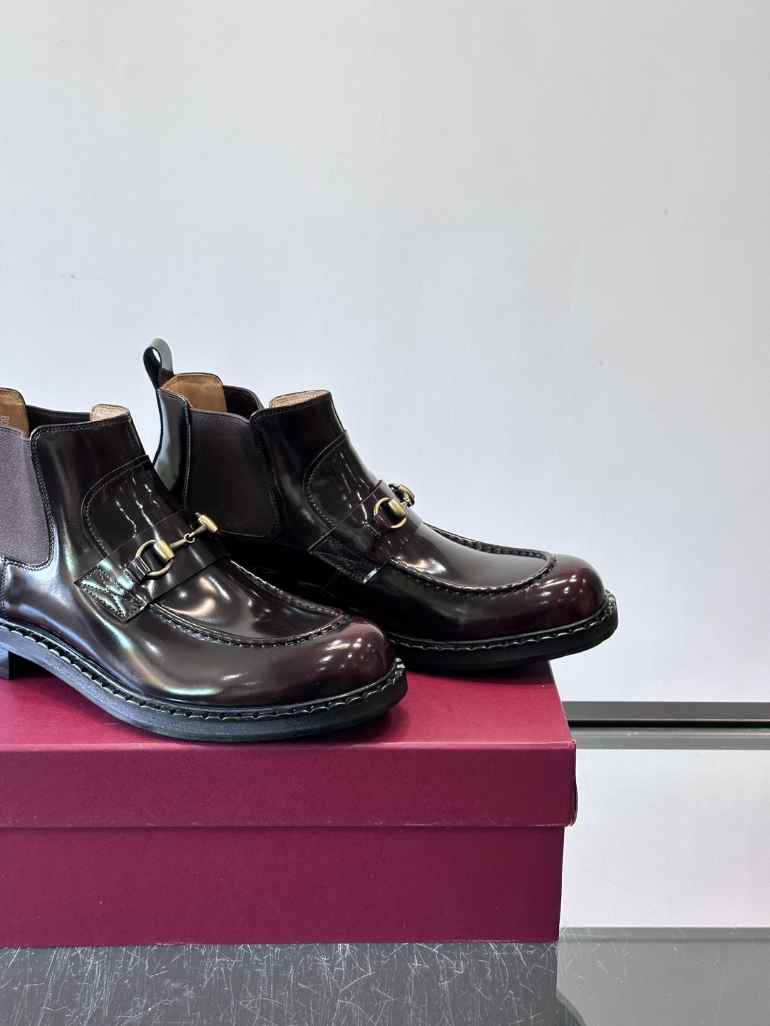 🖤Gucci男士漆皮切尔西靴，漆皮+红绿织带，金色双G金属扣超有辨识度✨。经典切尔西靴设计，弹性侧边+真