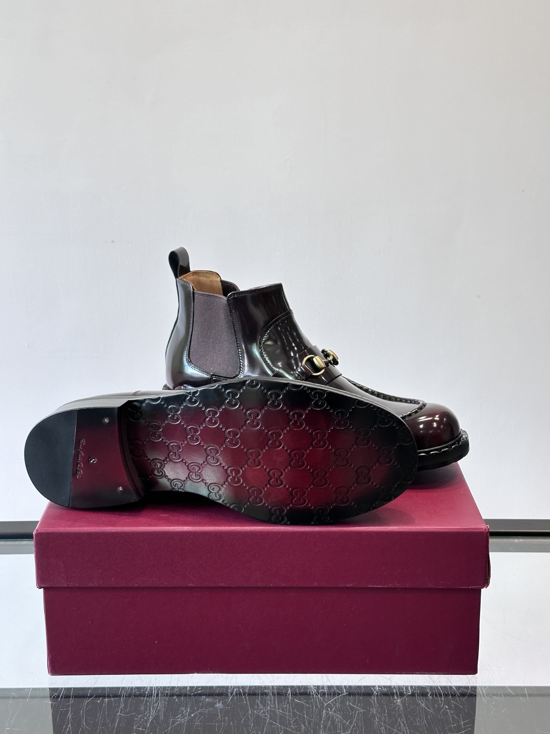 🖤Gucci男士漆皮切尔西靴，漆皮+红绿织带，金色双G金属扣超有辨识度✨。经典切尔西靴设计，弹性侧边+真