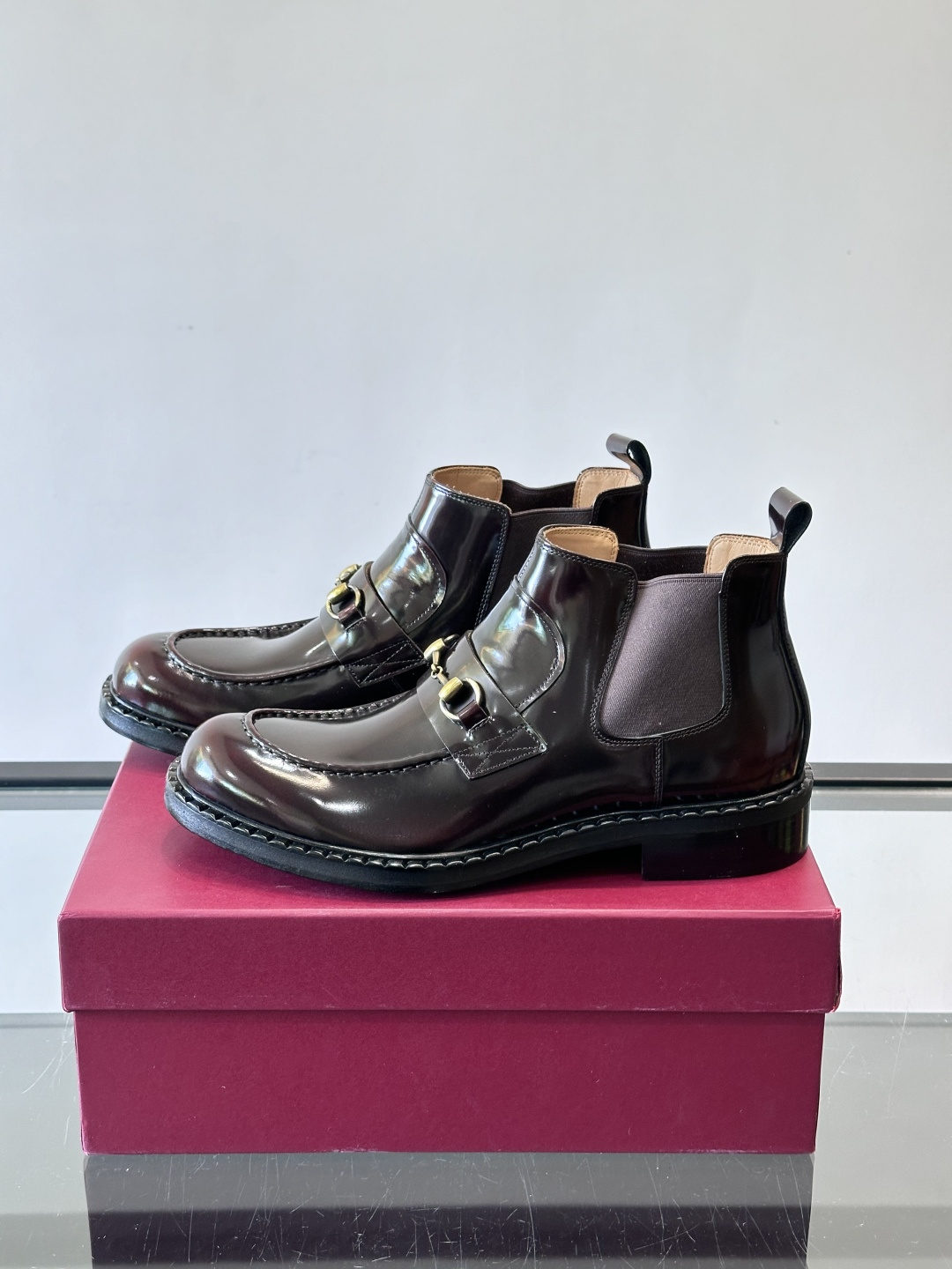 🖤Gucci男士漆皮切尔西靴，漆皮+红绿织带，金色双G金属扣超有辨识度✨。经典切尔西靴设计，弹性侧边+真