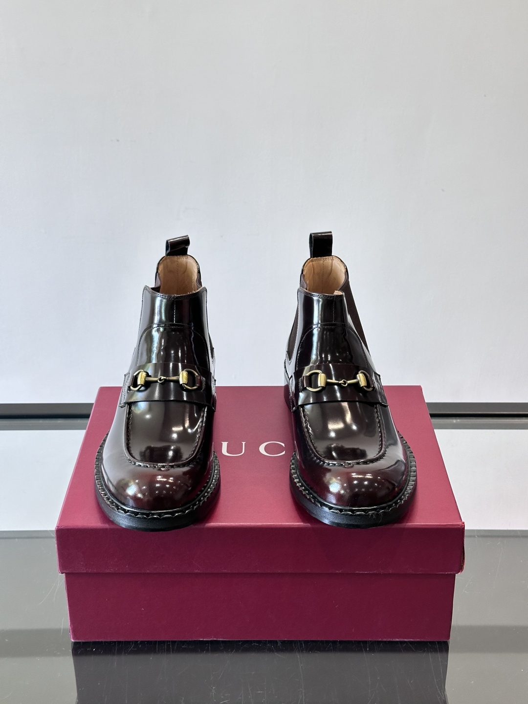 🖤Gucci男士漆皮切尔西靴，漆皮+红绿织带，金色双G金属扣超有辨识度✨。经典切尔西靴设计，弹性侧边+真