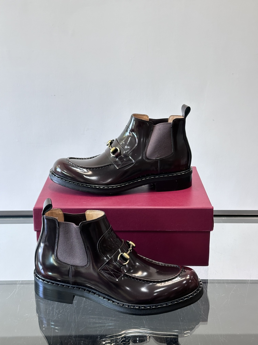 🖤Gucci男士漆皮切尔西靴，漆皮+红绿织带，金色双G金属扣超有辨识度✨。经典切尔西靴设计，弹性侧边+真