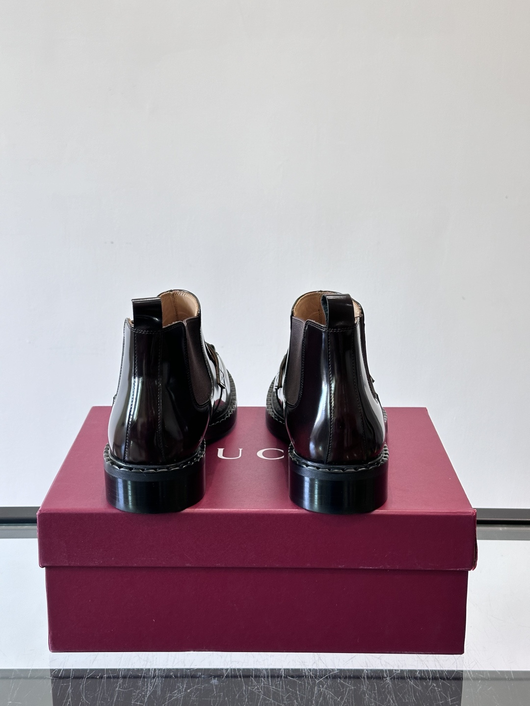 🖤Gucci男士漆皮切尔西靴，漆皮+红绿织带，金色双G金属扣超有辨识度✨。经典切尔西靴设计，弹性侧边+真