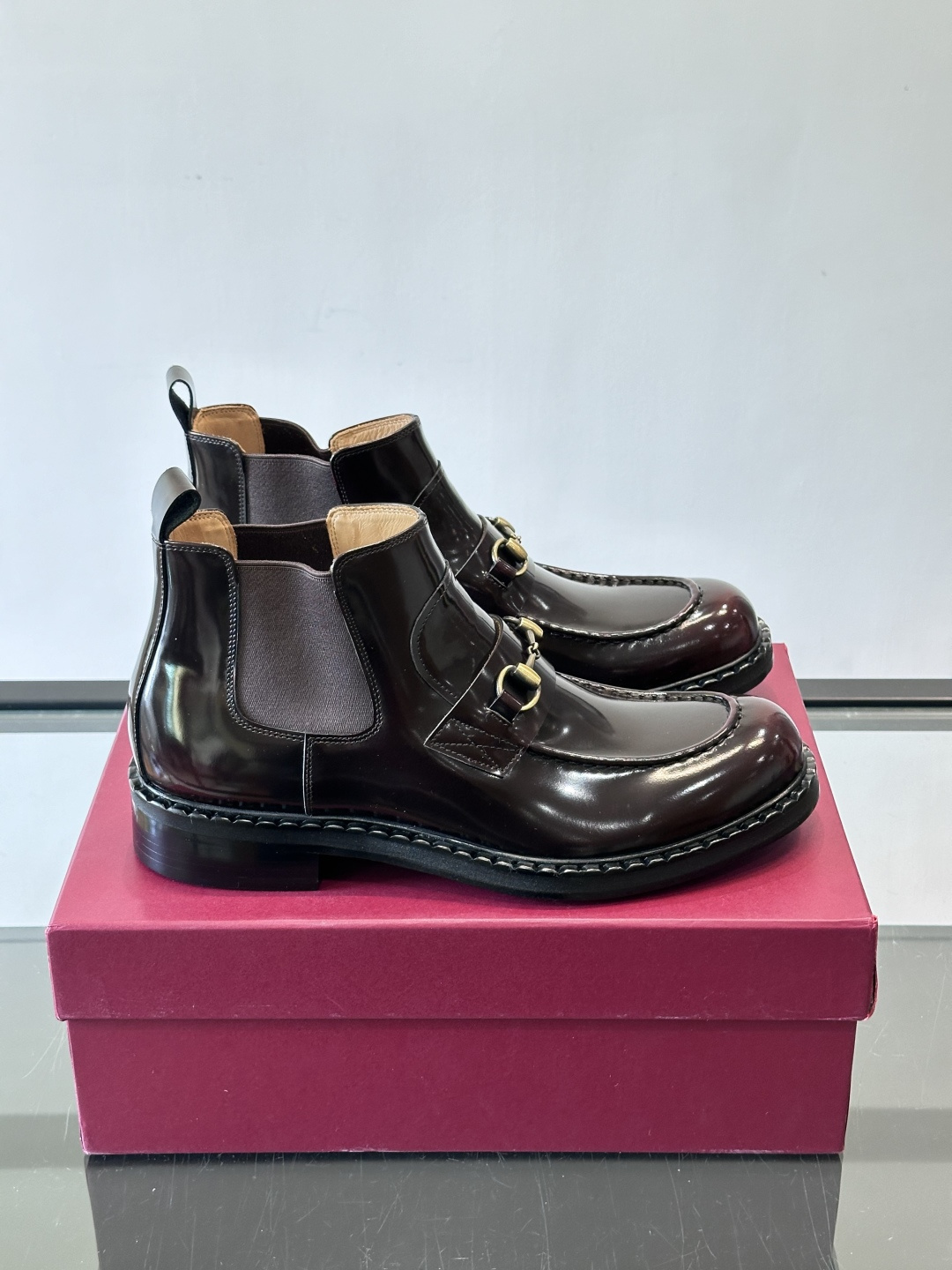 🖤Gucci男士漆皮切尔西靴，漆皮+红绿织带，金色双G金属扣超有辨识度✨。经典切尔西靴设计，弹性侧边+真