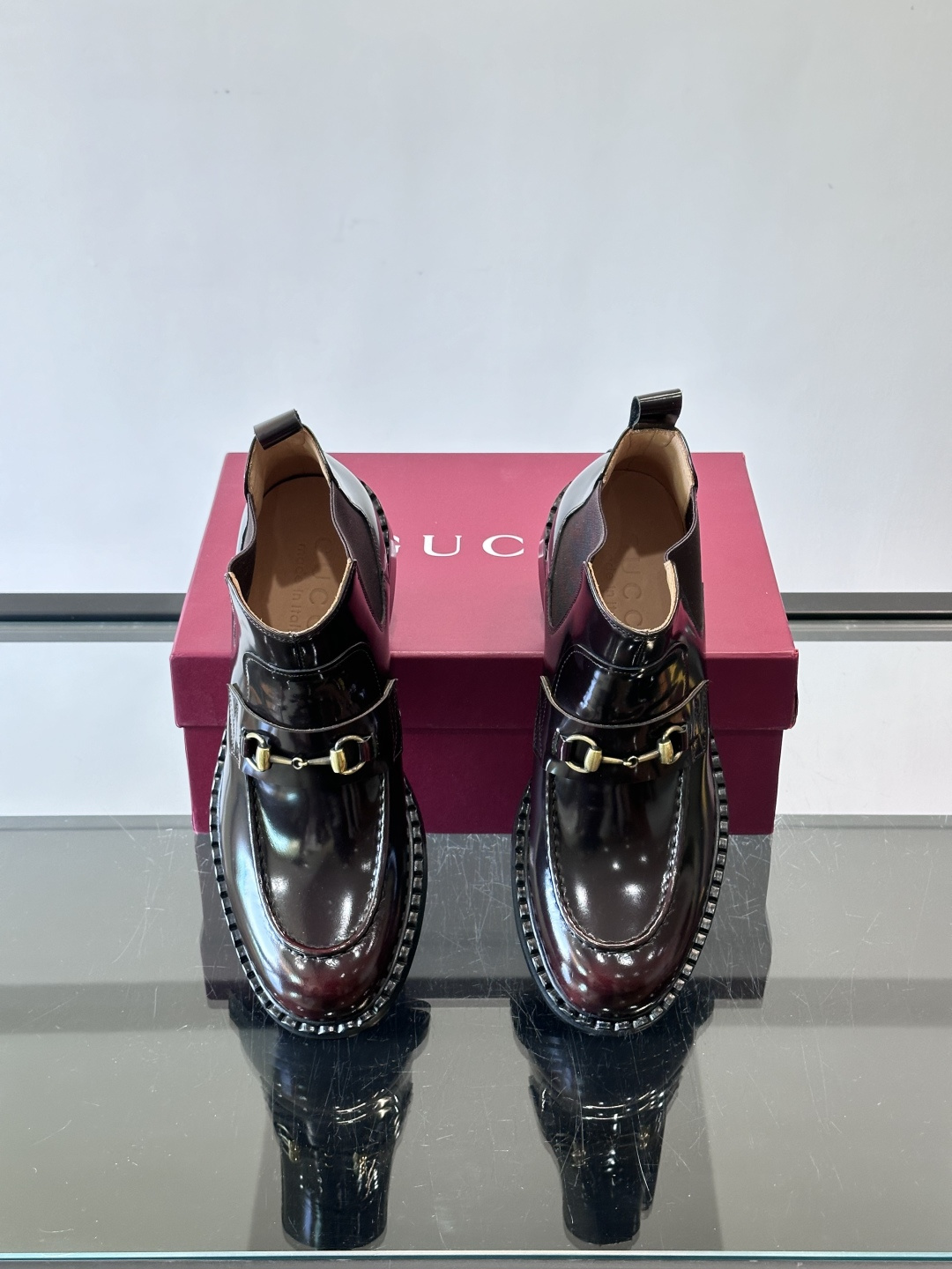 🖤Gucci男士漆皮切尔西靴，漆皮+红绿织带，金色双G金属扣超有辨识度✨。经典切尔西靴设计，弹性侧边+真