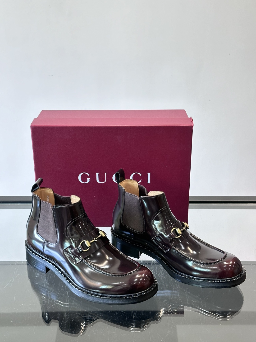 🖤Gucci男士漆皮切尔西靴，漆皮+红绿织带，金色双G金属扣超有辨识度✨。经典切尔西靴设计，弹性侧边+真