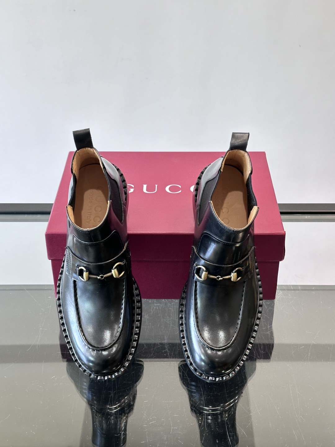 🖤Gucci男士漆皮切尔西靴，漆皮+红绿织带，金色双G金属扣超有辨识度✨。经典切尔西靴设计，弹性侧边+真