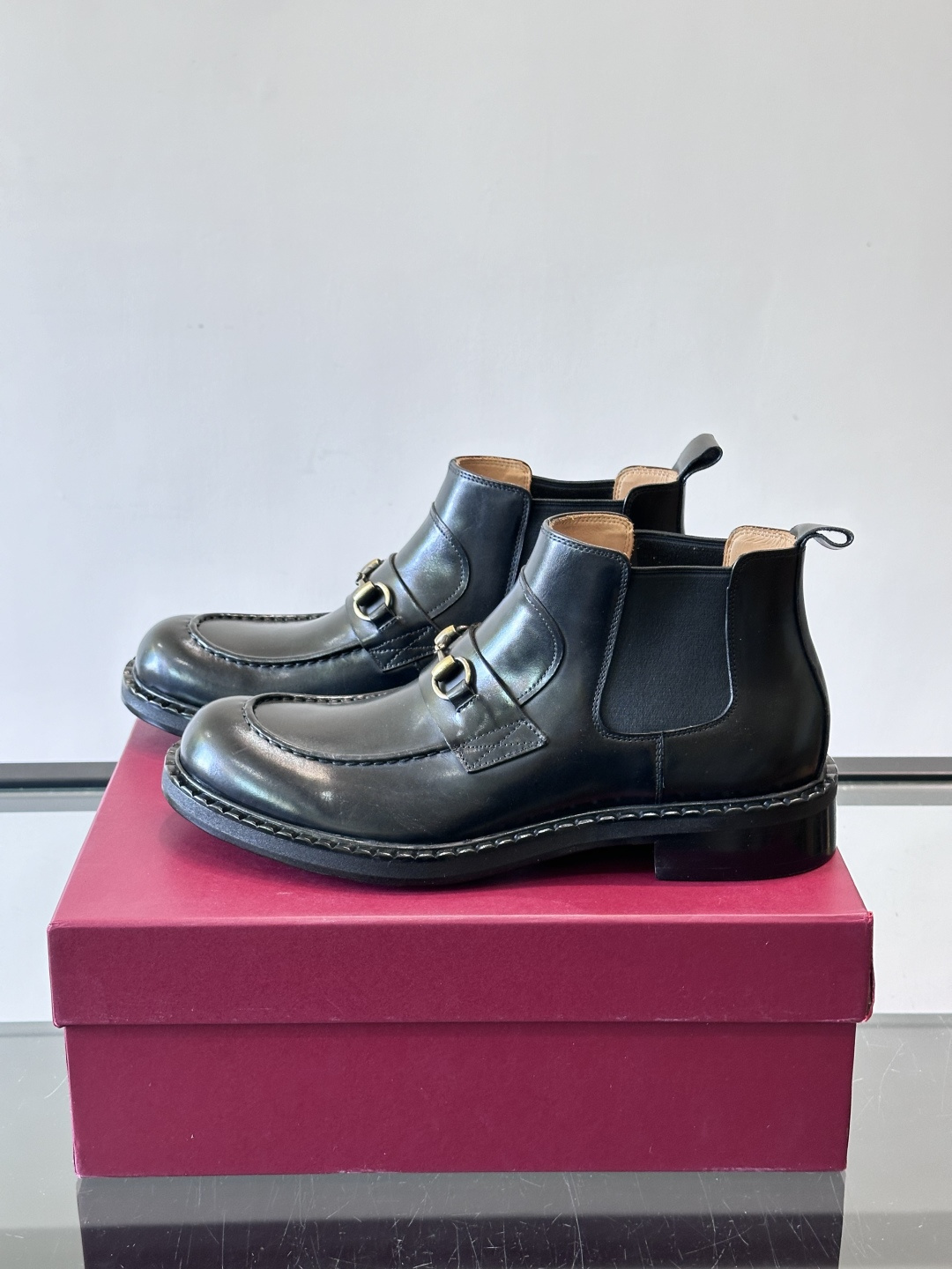 🖤Gucci男士漆皮切尔西靴，漆皮+红绿织带，金色双G金属扣超有辨识度✨。经典切尔西靴设计，弹性侧边+真