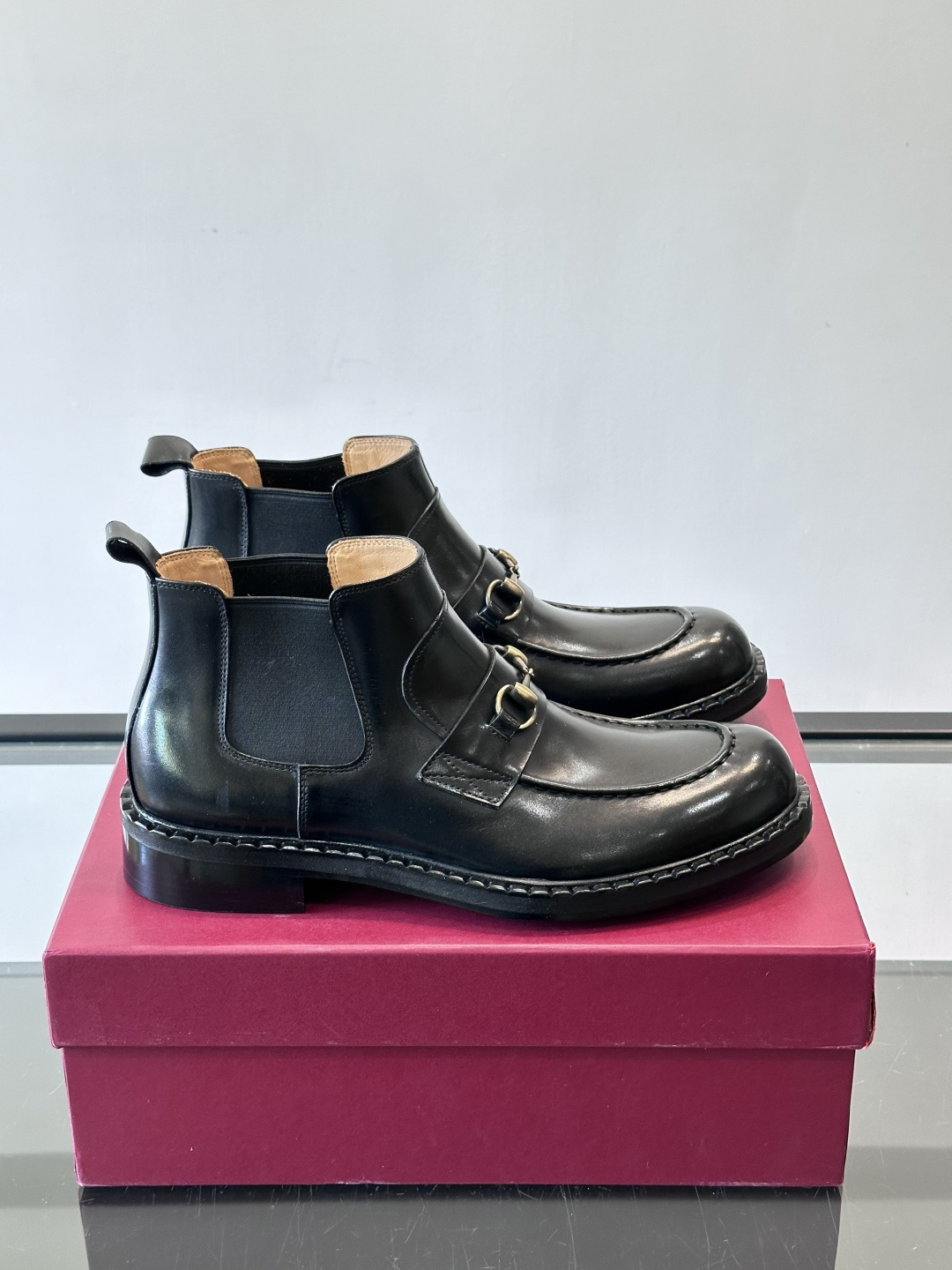 🖤Gucci男士漆皮切尔西靴，漆皮+红绿织带，金色双G金属扣超有辨识度✨。经典切尔西靴设计，弹性侧边+真