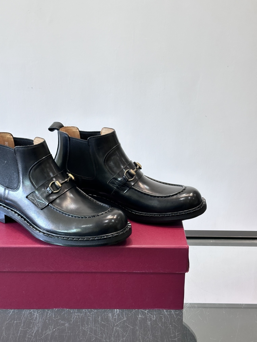 🖤Gucci男士漆皮切尔西靴，漆皮+红绿织带，金色双G金属扣超有辨识度✨。经典切尔西靴设计，弹性侧边+真