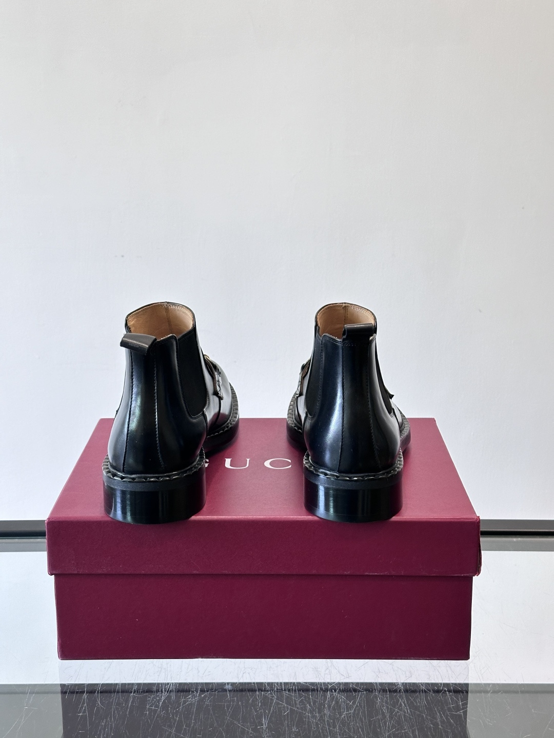 🖤Gucci男士漆皮切尔西靴，漆皮+红绿织带，金色双G金属扣超有辨识度✨。经典切尔西靴设计，弹性侧边+真