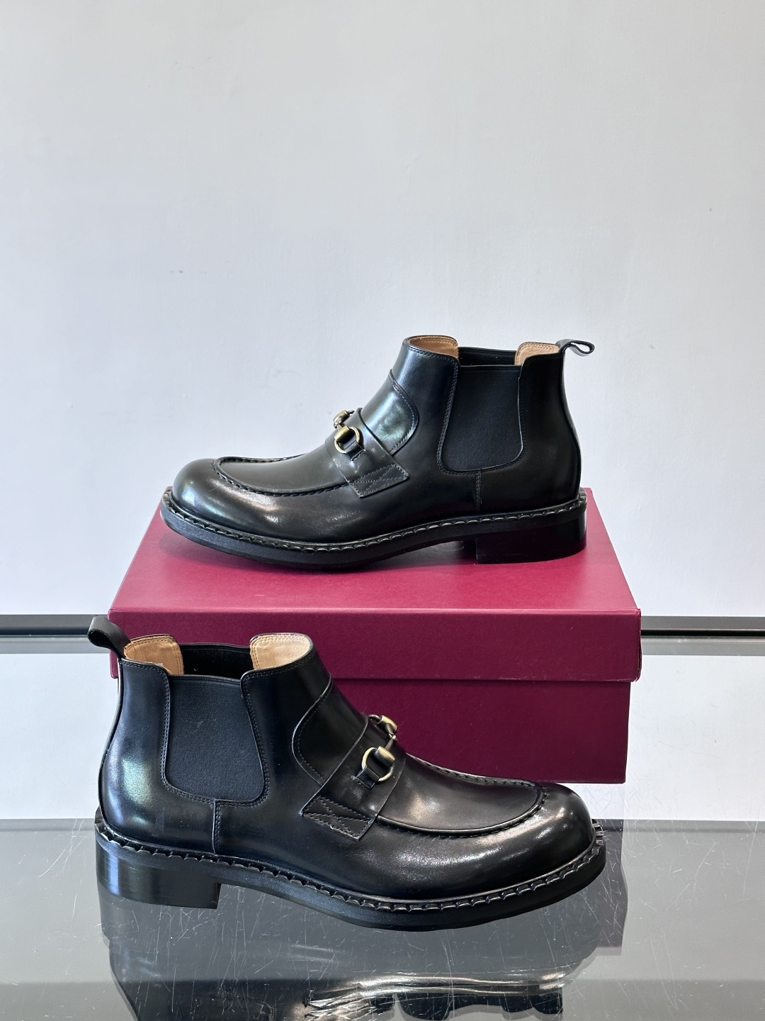 🖤Gucci男士漆皮切尔西靴，漆皮+红绿织带，金色双G金属扣超有辨识度✨。经典切尔西靴设计，弹性侧边+真