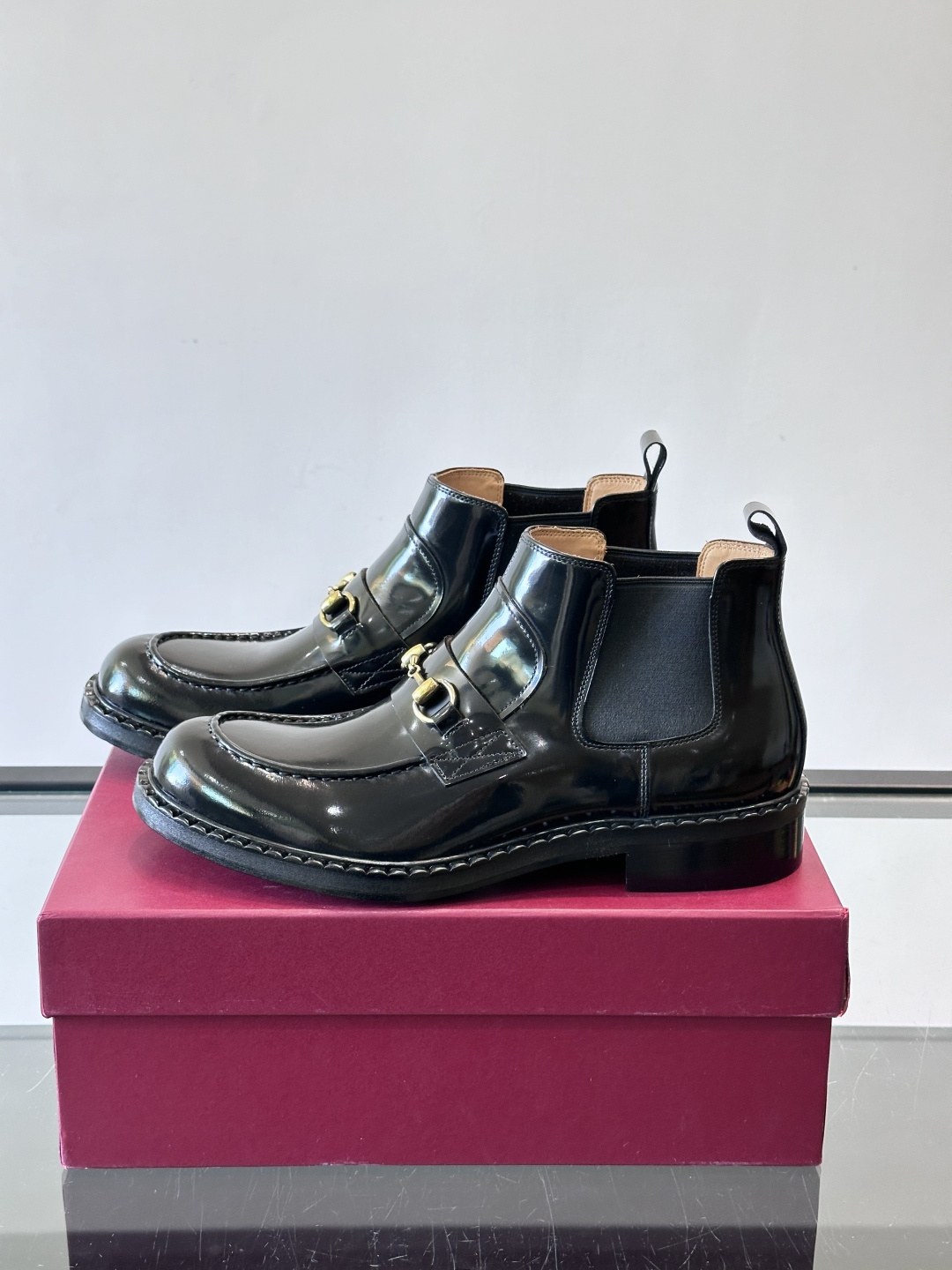 🖤Gucci男士漆皮切尔西靴，漆皮+红绿织带，金色双G金属扣超有辨识度✨。经典切尔西靴设计，弹性侧边+真