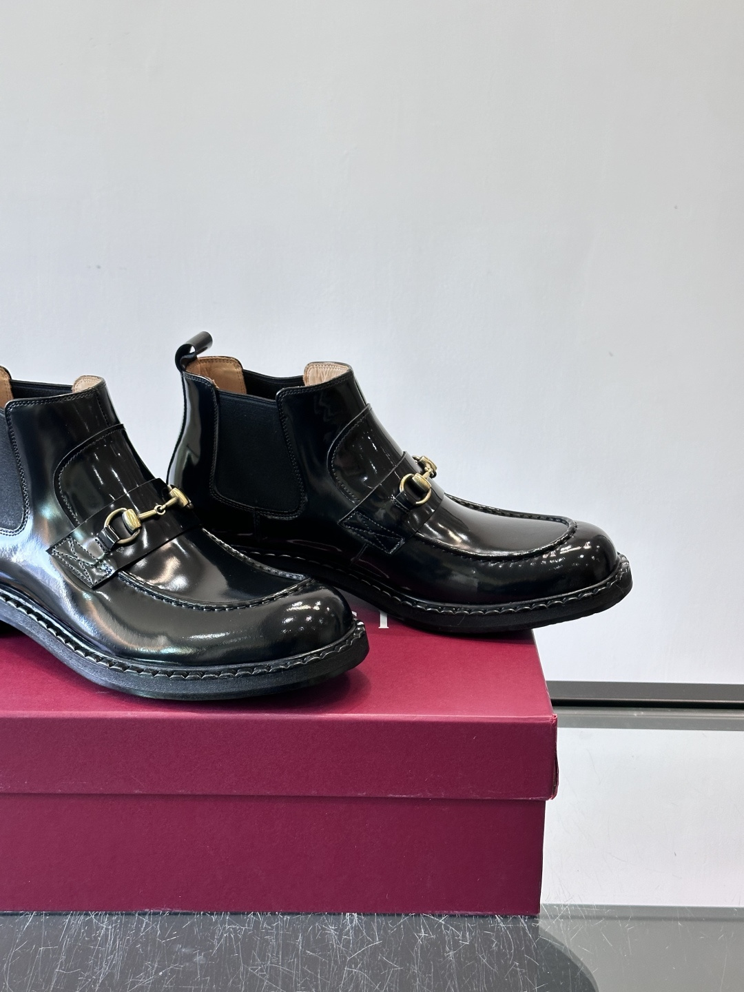 🖤Gucci男士漆皮切尔西靴，漆皮+红绿织带，金色双G金属扣超有辨识度✨。经典切尔西靴设计，弹性侧边+真