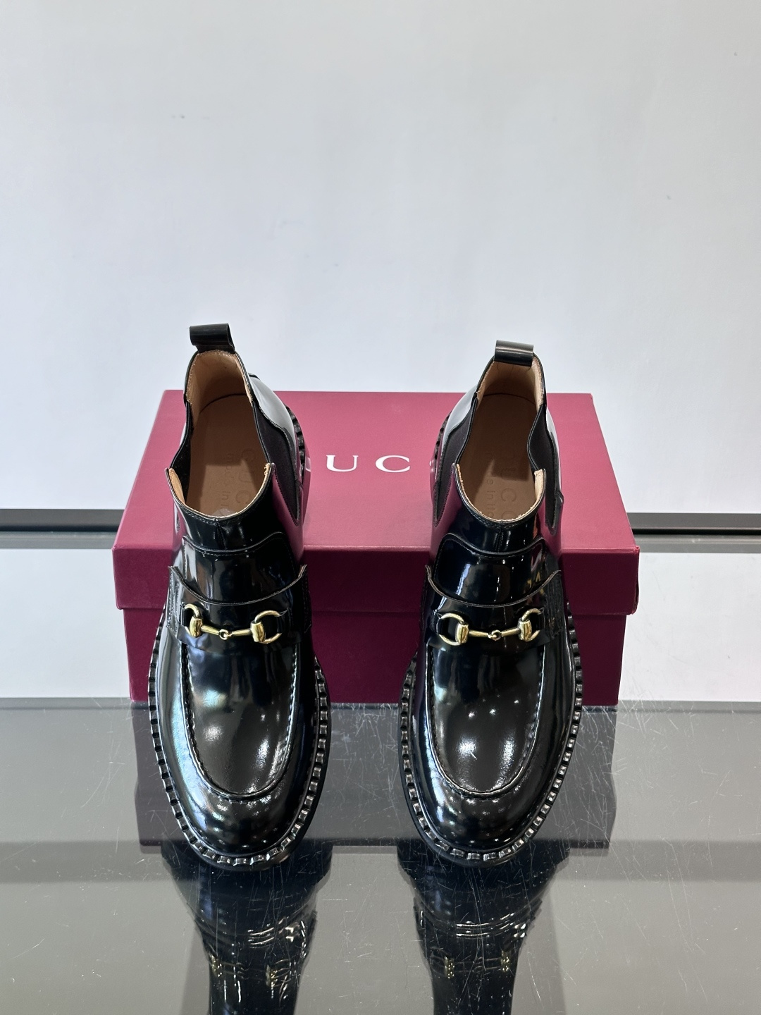 🖤Gucci男士漆皮切尔西靴，漆皮+红绿织带，金色双G金属扣超有辨识度✨。经典切尔西靴设计，弹性侧边+真