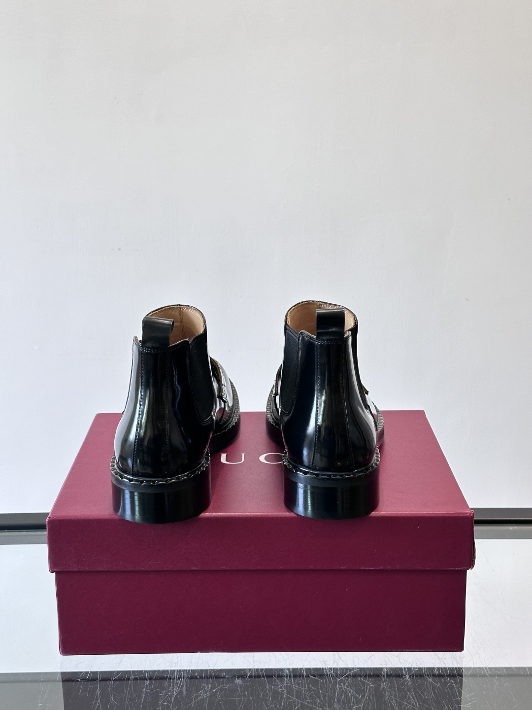 🖤Gucci男士漆皮切尔西靴，漆皮+红绿织带，金色双G金属扣超有辨识度✨。经典切尔西靴设计，弹性侧边+真