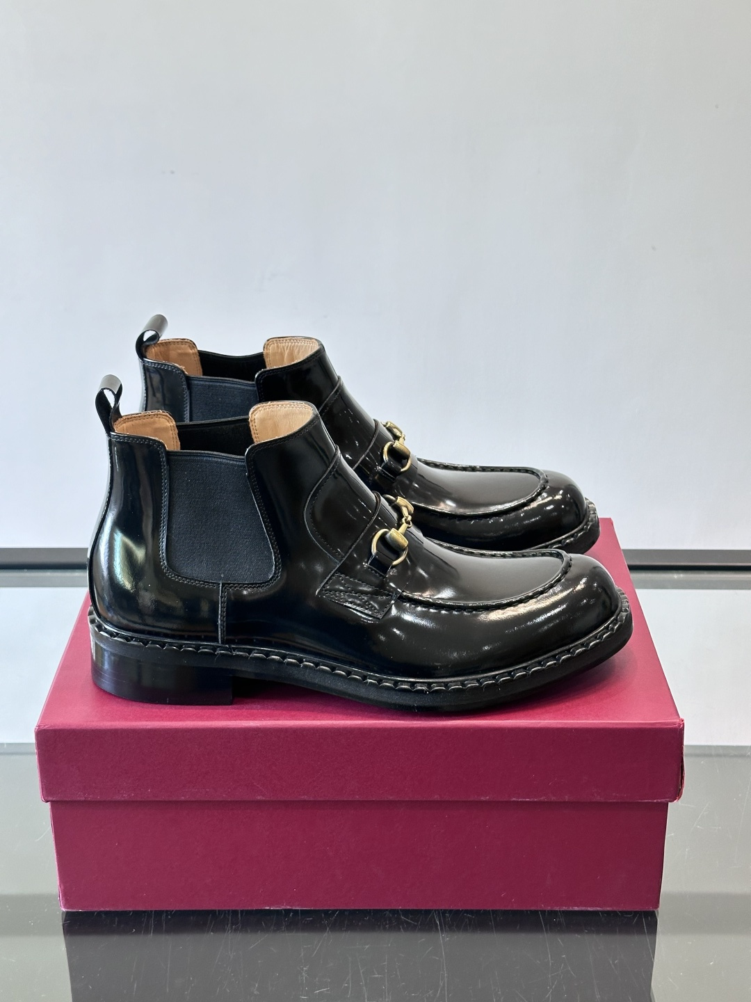 🖤Gucci男士漆皮切尔西靴，漆皮+红绿织带，金色双G金属扣超有辨识度✨。经典切尔西靴设计，弹性侧边+真