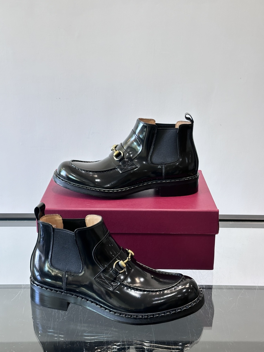 🖤Gucci男士漆皮切尔西靴，漆皮+红绿织带，金色双G金属扣超有辨识度✨。经典切尔西靴设计，弹性侧边+真