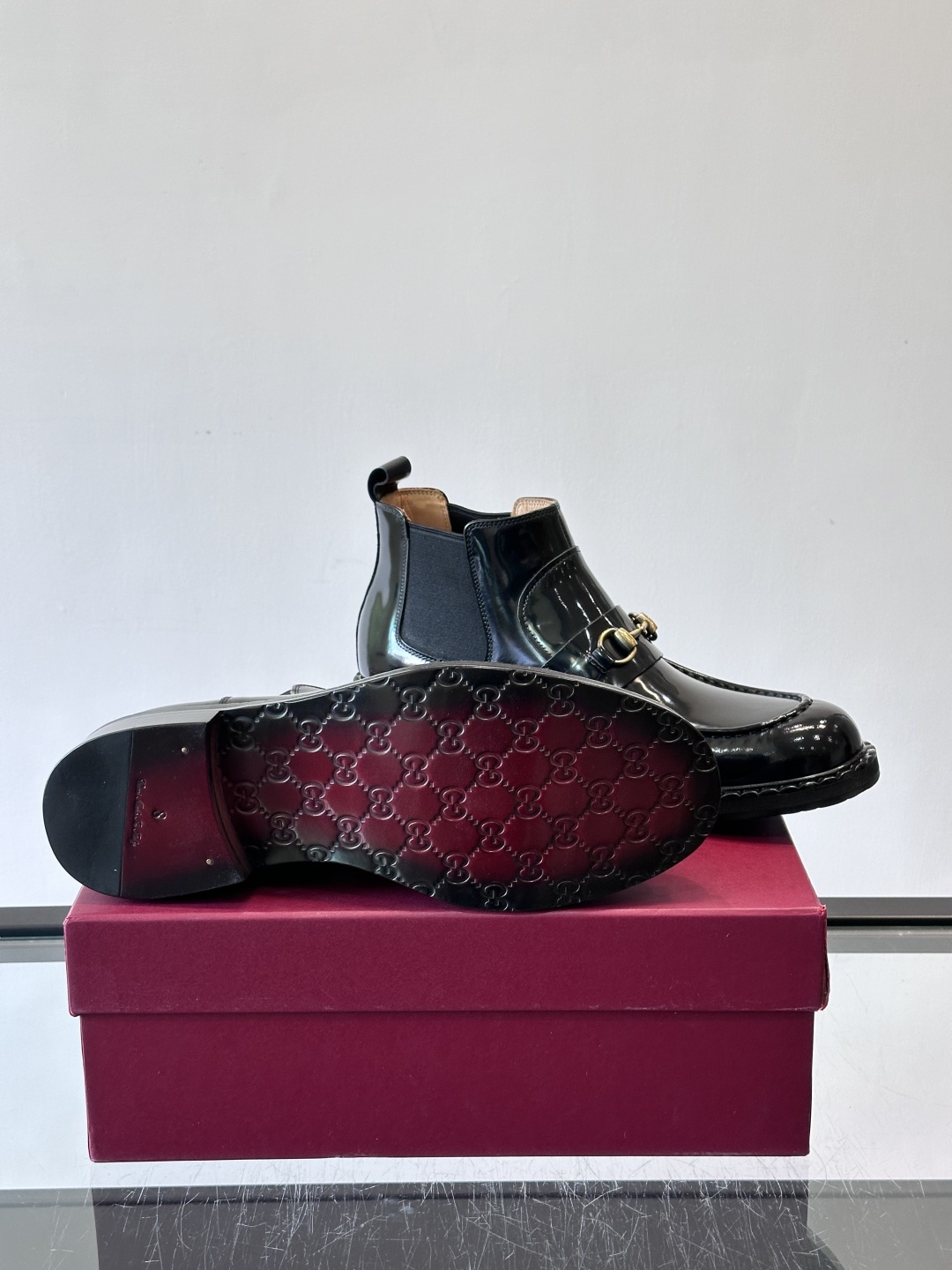 🖤Gucci男士漆皮切尔西靴，漆皮+红绿织带，金色双G金属扣超有辨识度✨。经典切尔西靴设计，弹性侧边+真