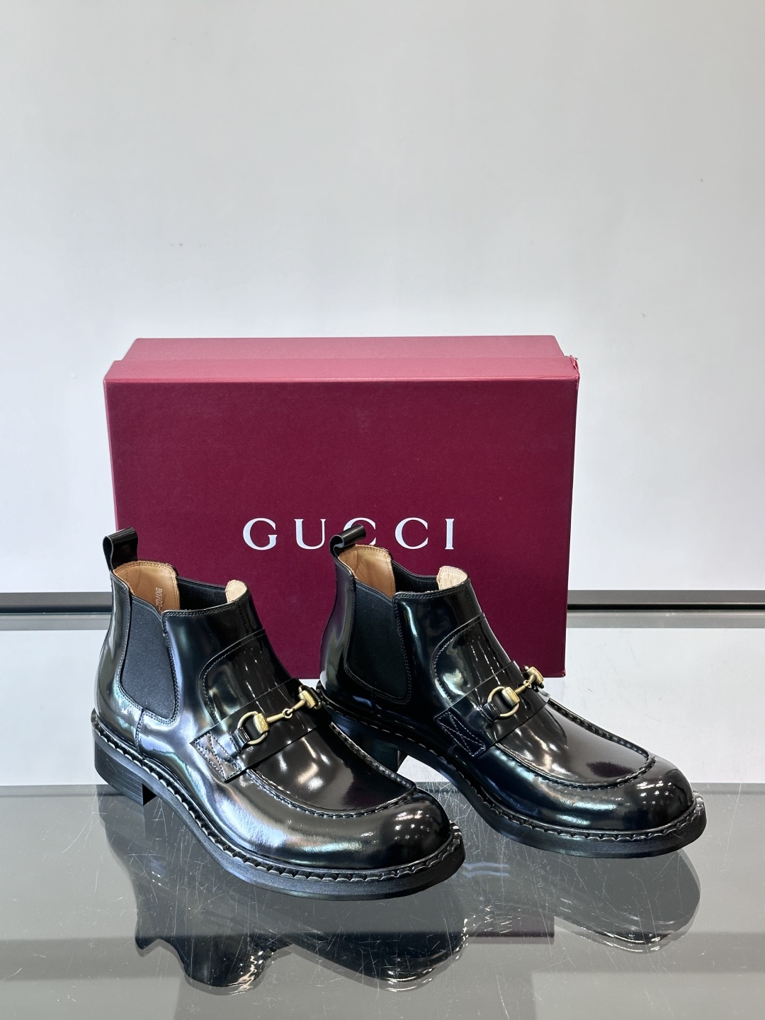 🖤Gucci男士漆皮切尔西靴，漆皮+红绿织带，金色双G金属扣超有辨识度✨。经典切尔西靴设计，弹性侧边+真