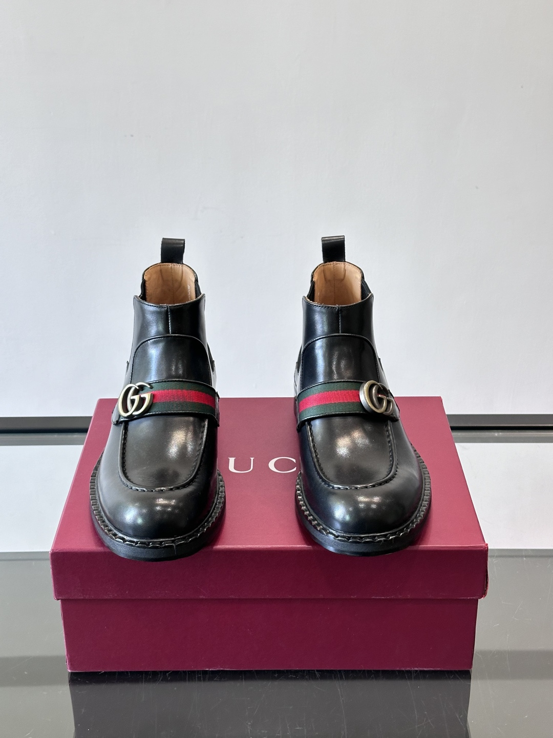🖤Gucci男士漆皮切尔西靴，漆皮+红绿织带，金色双G金属扣超有辨识度✨。经典切尔西靴设计，弹性侧边+真