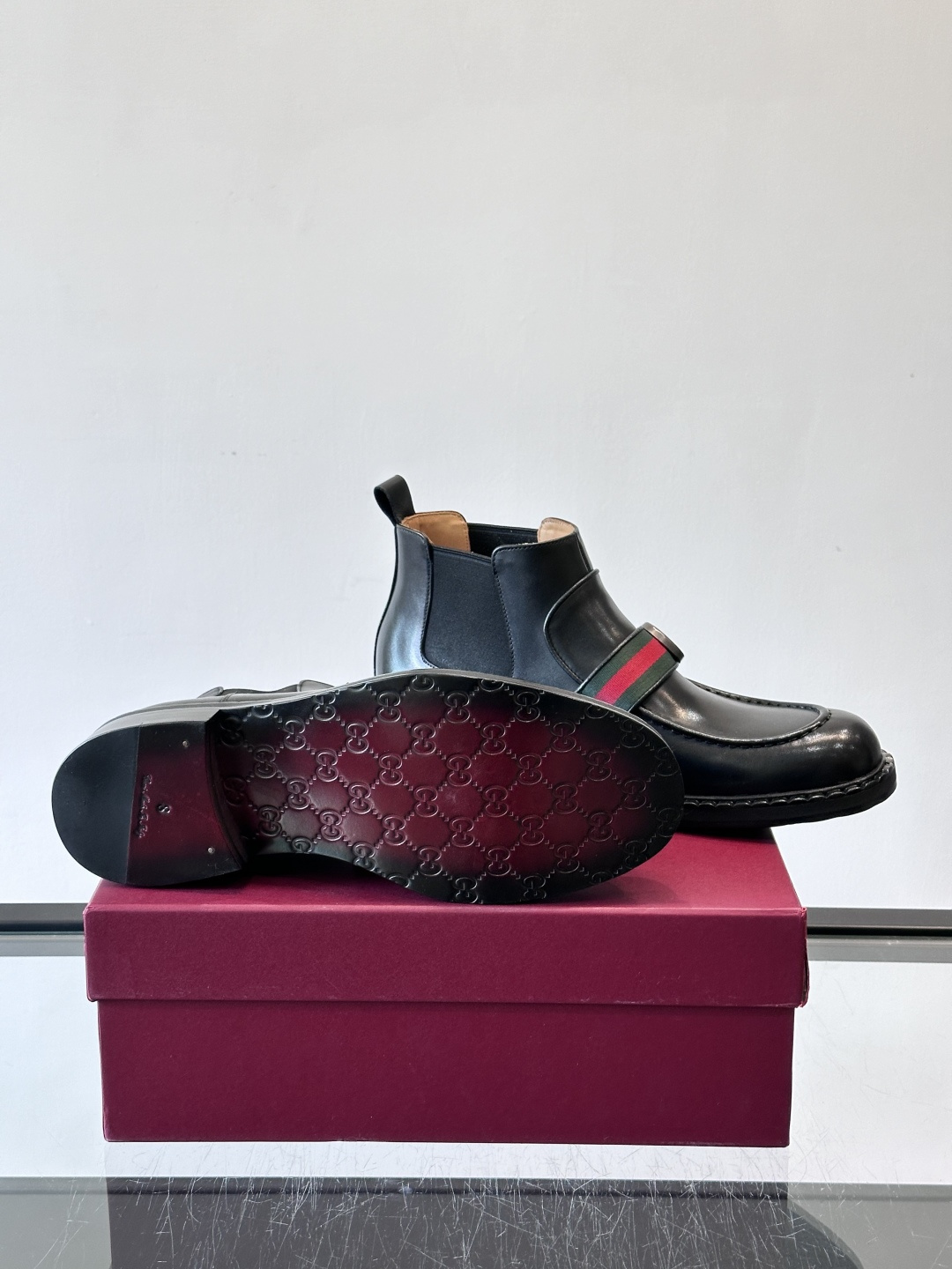 🖤Gucci男士漆皮切尔西靴，漆皮+红绿织带，金色双G金属扣超有辨识度✨。经典切尔西靴设计，弹性侧边+真