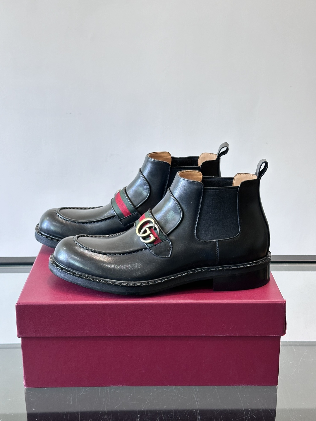 🖤Gucci男士漆皮切尔西靴，漆皮+红绿织带，金色双G金属扣超有辨识度✨。经典切尔西靴设计，弹性侧边+真